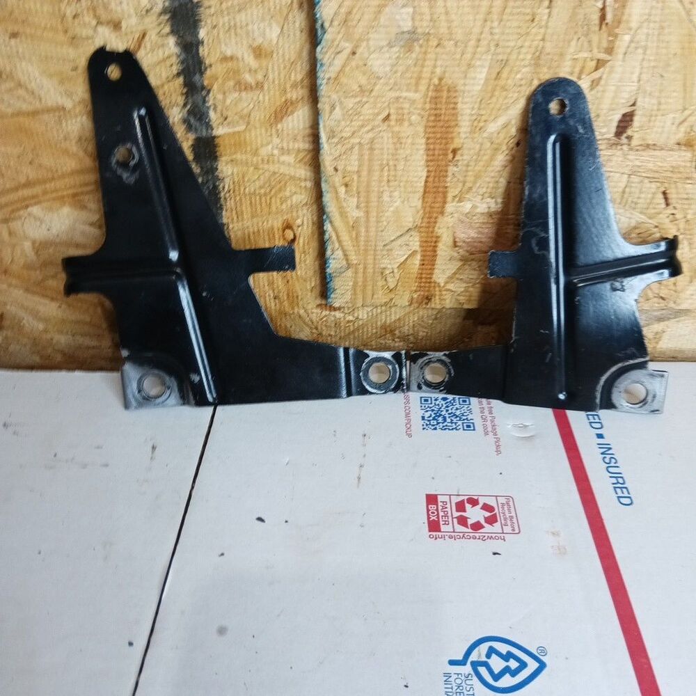 2 Genuine OEM GM General Motors Support Bracket 14102130 & 14102129 87-95 TBI